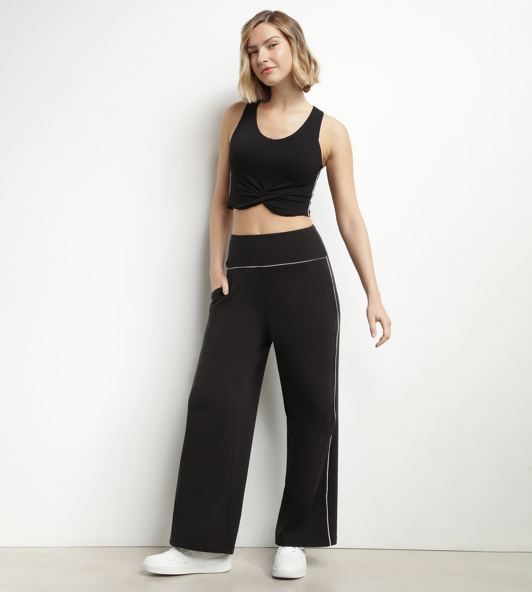 DIM Canotta sportiva donna in viscosa nera con brassieres DIM Move