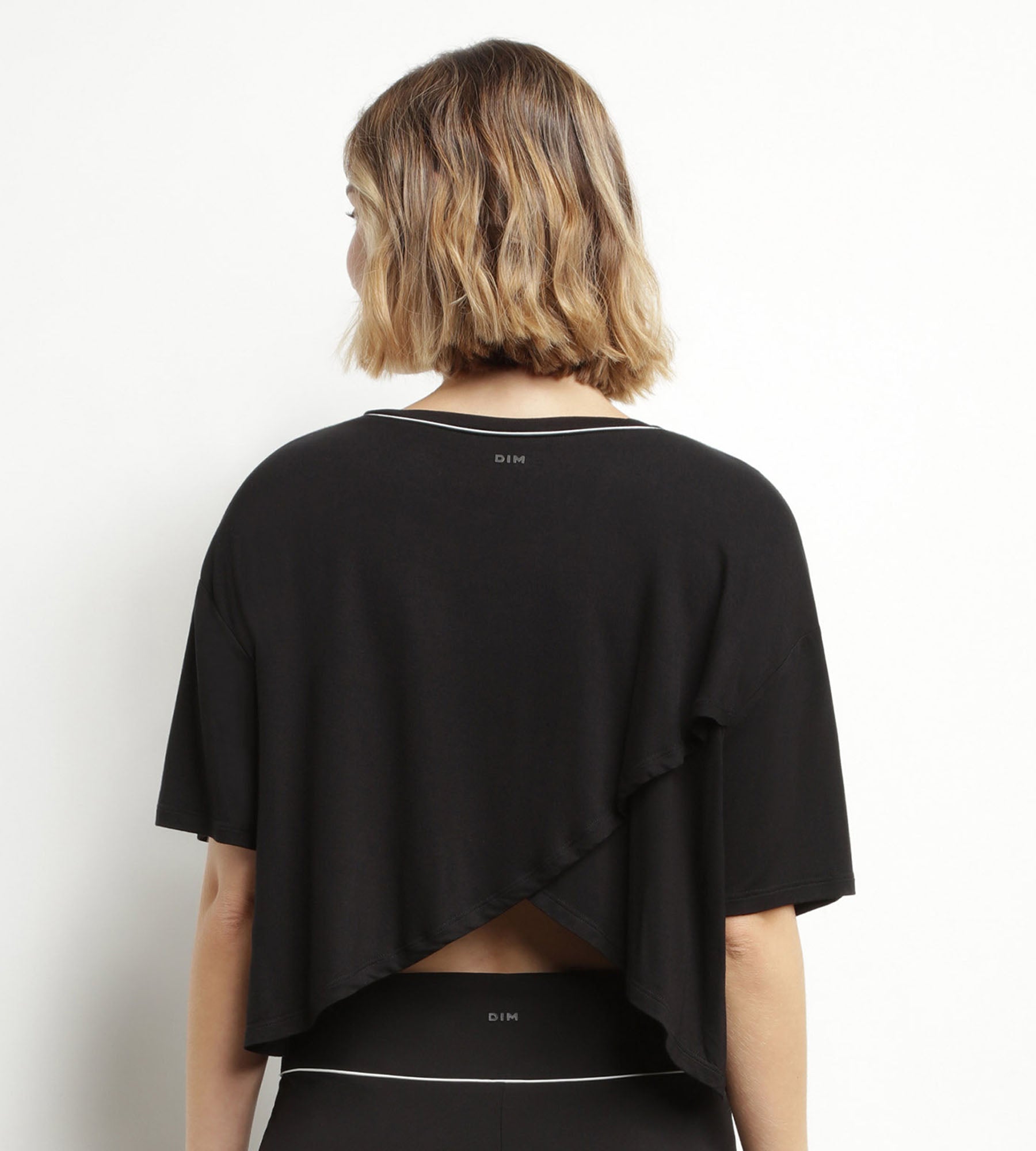 DIM T-shirt sportiva donna in viscosa nera con schiena aperta DIM Move