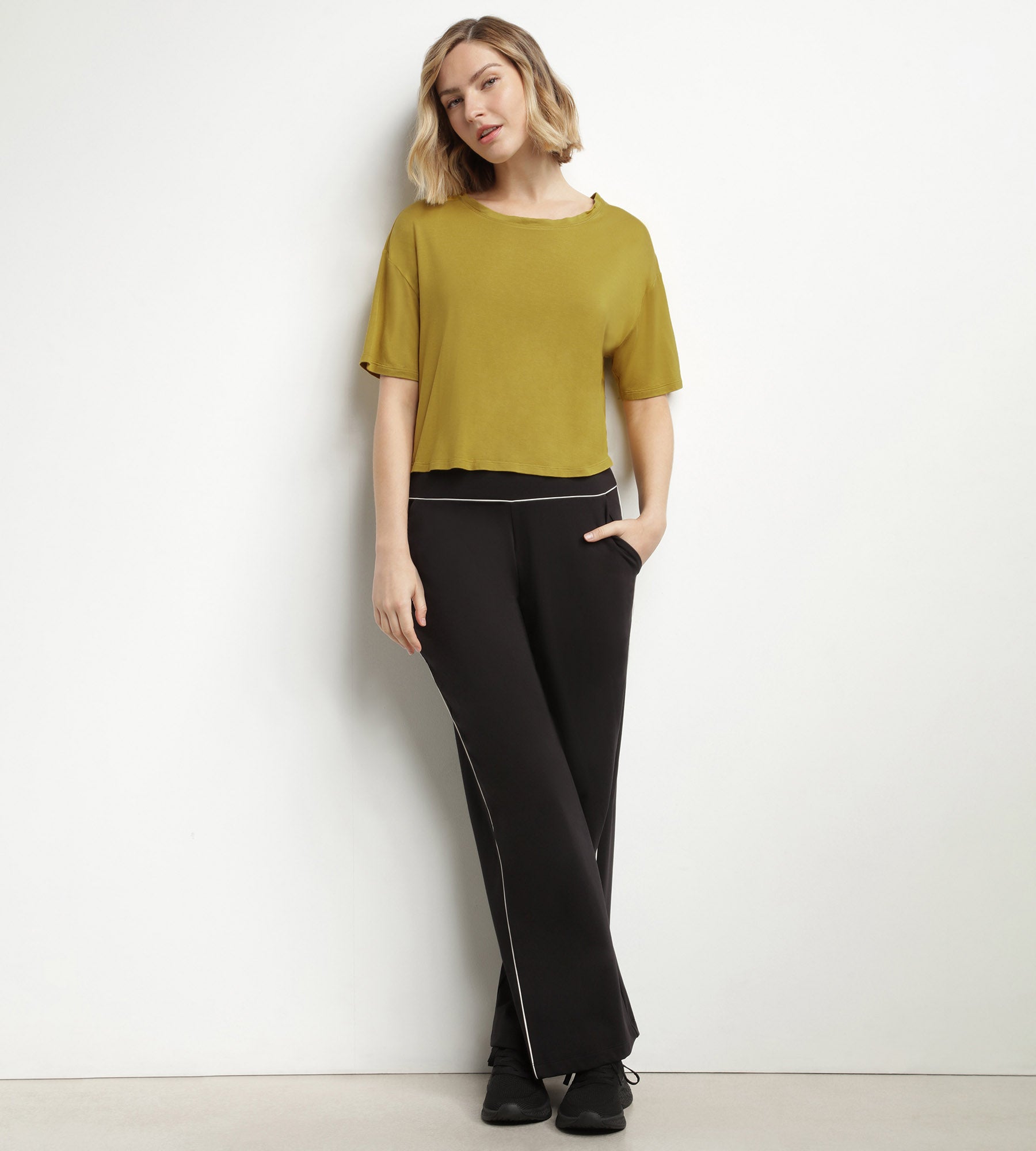 DIM T-shirt sportiva donna in viscosa verde oliva con retro aperto DIM Move