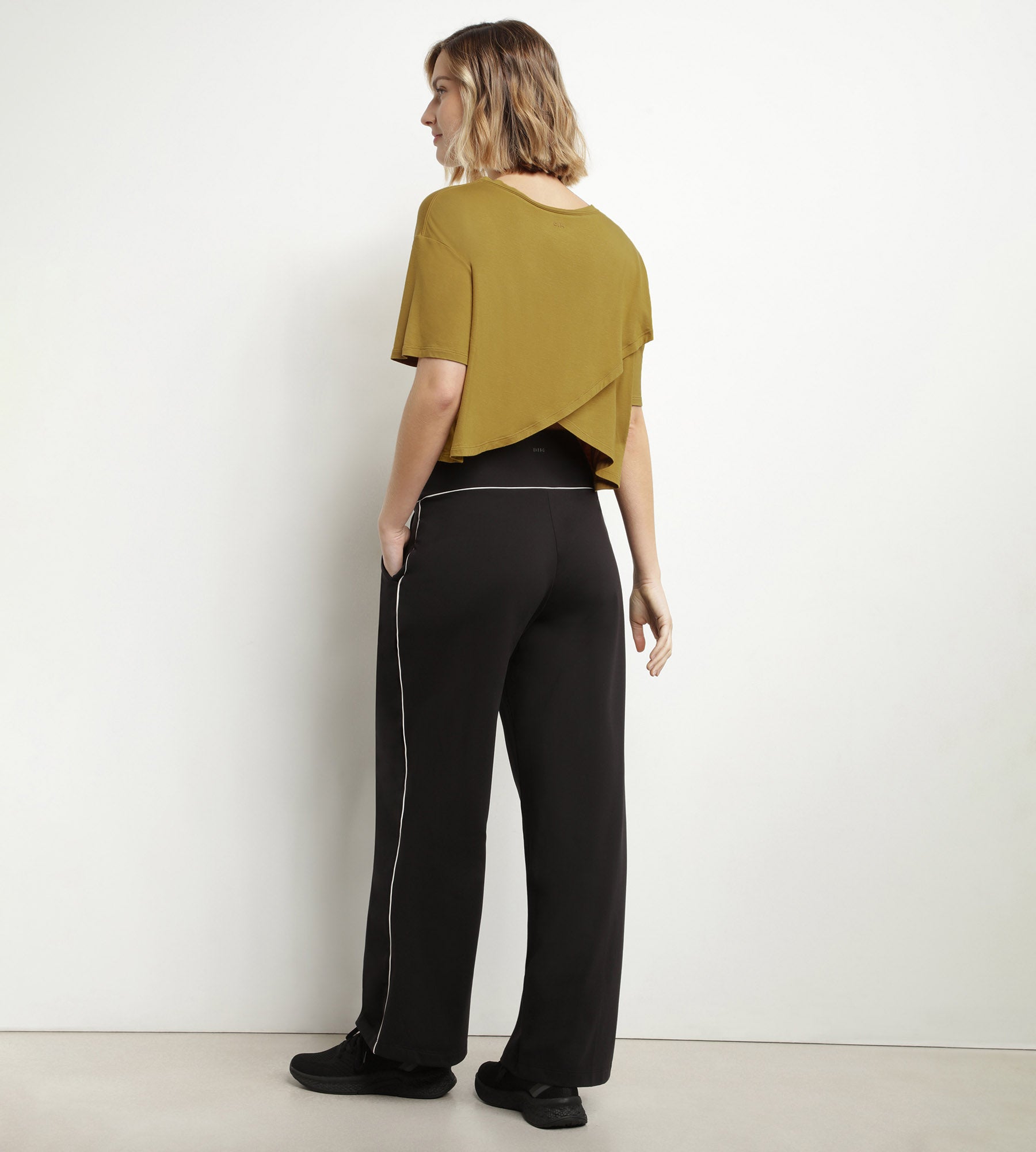 DIM T-shirt sportiva donna in viscosa verde oliva con retro aperto DIM Move