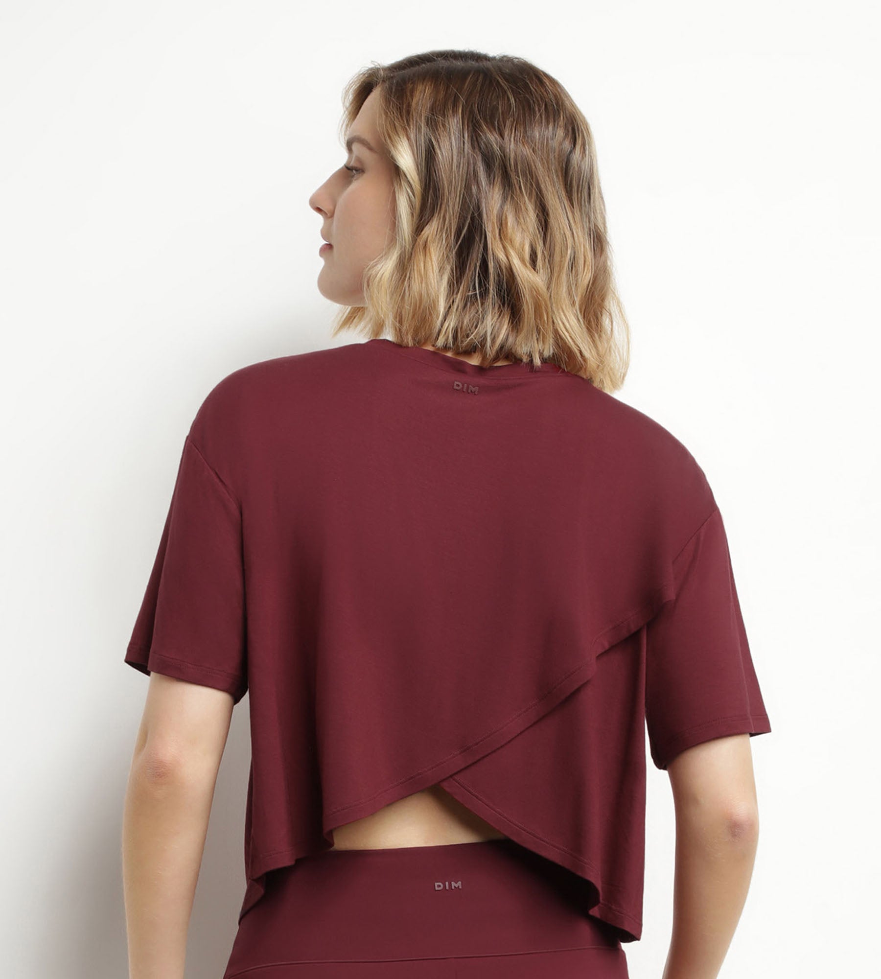 DIM T-shirt sportiva donna in viscosa bordeaux con schiena scoperta DIM Move