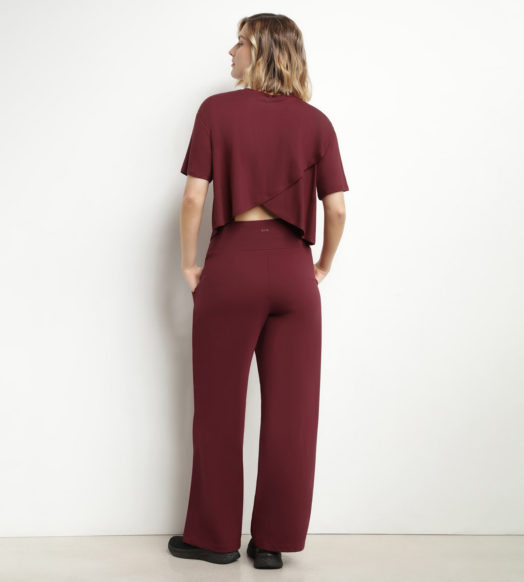 DIM T-shirt sportiva donna in viscosa bordeaux con schiena scoperta DIM Move