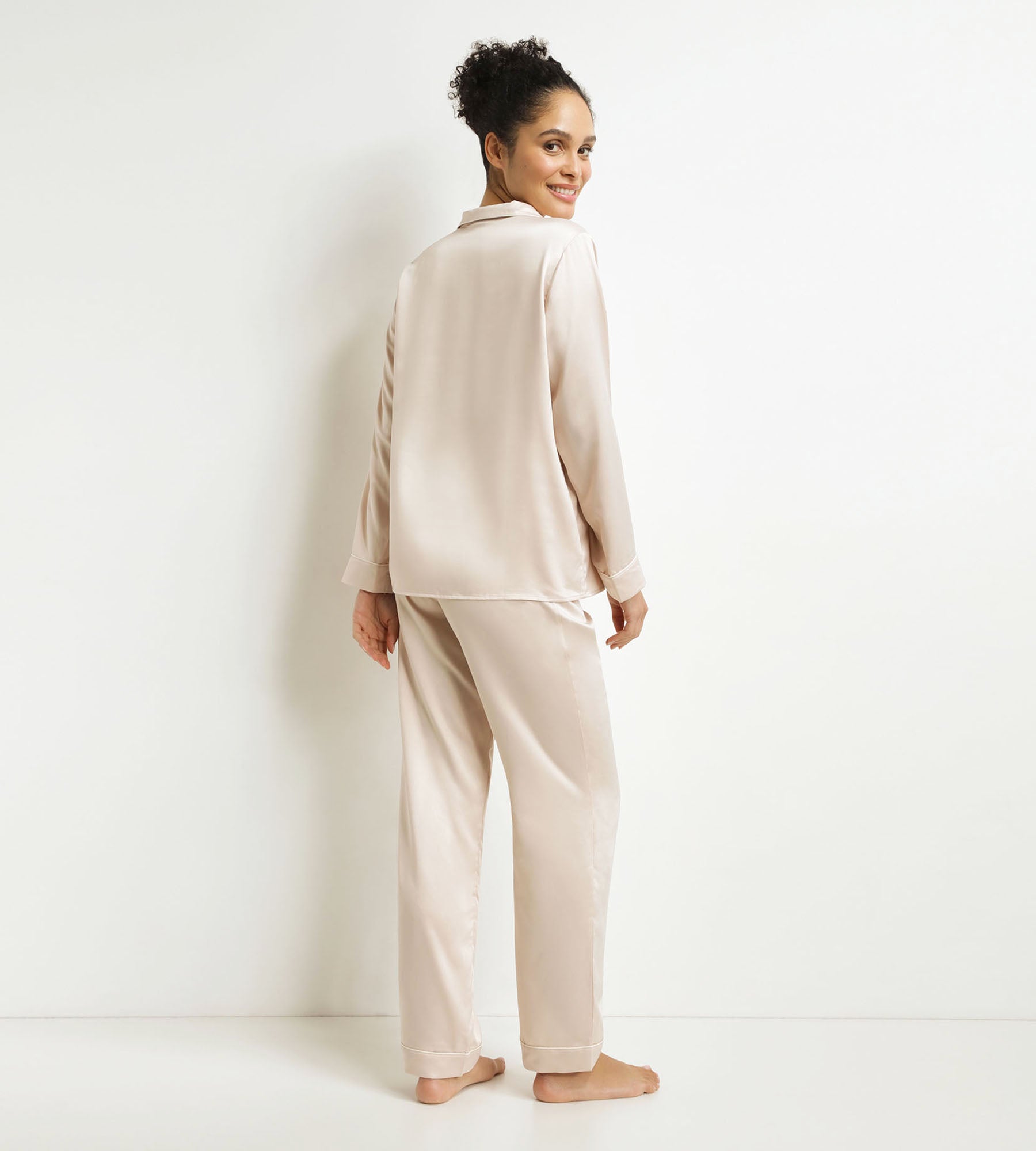 DIM Pigiama da donna con pantaloni del pigiama a righe grigio avorio di Don't Disturb.